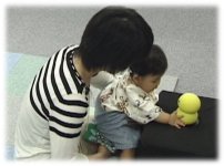 写真：６カ月児がKeeponを触っている様子